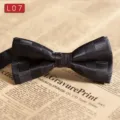 Schwarze karierte Herrenfliege, geometrischer Polyester-Print für formelle Hochzeiten und Alltag. - L07