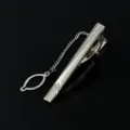 Silberne Herren Krawattenklammer mit Kette, minimalistischer modischer Metallschmuck. - M10