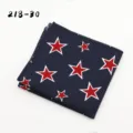 Heren donkerblauwe pochet met rode sterrenprint, een stijlvolle en casual zakdoek. - 218-30