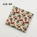 Heren mode lip print pochette stoffen zakdoek gedetailleerd aanzicht met stijlvol patroon. - 218-35