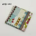 Gedetailleerd uitzicht op opgevouwen katoenen zakdoek met kleurrijke aardbeien en ruitjes patchwork. - 218-40