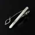 Silberne geometrische Krawattenklammer fur Herren mit Kette und Strass, eleganter Anzugschmuck. - M26