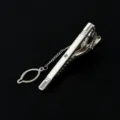 Silberne geometrische Herren Krawattenklammer mit Kette und Kristall, Business Accessoire. - M27