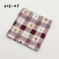 Gedetailleerde opname van het heren pochet met rood-wit ruitpatroon en gele bloemen. - 218-47