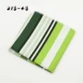 Gedetailleerd uitzicht van een heren pochet met groen-witte strepen, klassieke accessoire. - 218-48