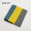 Close-upweergave van de meerkleurig gestreepte stoffen zakdoek met nette overlocked randen. - 218-51