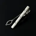 Silberfarbene Herren Krawattenklammer aus Metall mit Kette und Kristall, minimalistisch, elegant. - M39
