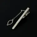 Silberne Krawattenklammer für Herren mit Kette und Anhänger, minimalistisches Geschäftsaccessoire. - M48