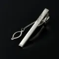 Silberne Herren Krawattenklammer aus Metall mit Kette geometrisches Muster Business. - m54