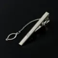 Silberne geometrische Metall Krawattenklammer mit feiner Kette fur elegante Herren Anzuge. - M56