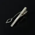 Silberne Herren Krawattenklammer mit geometrischem Muster und Sicherungskette aus Metall. - M57