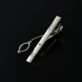 Silberne geometrische Krawattenklammer für Herren mit Kette, edles Business-Accessoire. - M59
