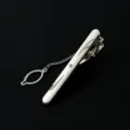 Herren silberne geometrische Krawattenklammer Business formale Metall Krawattennadel mit Kette. - M65