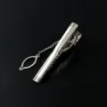 Silberne Herren Krawattenklammer mit Kette Business formell minimalistisches Metall Accessoire. - M72