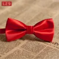 Rote Herren Fliege aus Polyester Seide, klassische flache Form fuer Hochzeit und Alltag. - L29