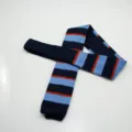 Herren gestrickte Krawatte mit geradem Ende und blau-orangen Streifen für Geschäftskleidung. - Dunkelblau Hellblau Orange Streifen
