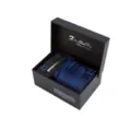 Élégant coffret cadeau de cravate pour homme en motif géométrique bleu avec accessoires. - N3