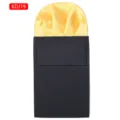 Heren gele gepunte pochet zakdoek met zwart insteekkaartje voor formele kostuums. - KDJ019