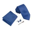 Set de corbata geométrica azul con pañuelo de bolsillo gemelos y elegante pinza. - Greca azul