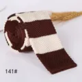 Elegante braune gestrickte Herren Krawatte mit Streifen flaches Ende Polyester Hochzeitskrawatte - 142#