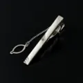 Silberne geometrische Krawattenklammer mit Kette für Herren, modisches Business-Accessoire - M103