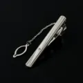 Silberne Herren Krawattenklammer aus Metall mit Kette und Strass, elegantes Accessoire. - M106