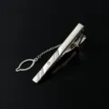 Silberne geometrische Krawattenklammer mit Kette für Herren, elegantes Business Krawattenaccessoire. - M107
