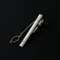 Silberne geometrische Krawattenklammer mit Kette für Herren, elegantes Business-Herren-Accessoire. - M112