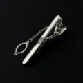 Silberne Krawattenklammer fuer Herren mit Kette und Schlaufe, klassischer Business Stil. - M118