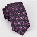 Schwarze Herrenkrawatte mit pinkem Muster, klassisches Pfeildesign für formelle Anlässe. - A75