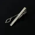 Silberne Krawattenklammer mit Kette, elegantes geometrisches Herren Accessoire fur Anzug. - M139