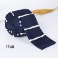 Herren Dunkelblaue Gestreifte Strickkrawatte Flacher Kopf Casual Modische Krawatte - 174#
