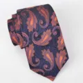 Herren Krawatte mit Paisleymuster in Marineblau und Orange, klassischer Polyesterbinder. - A80