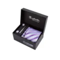 Coffret cadeau cravate rayée violette pour homme avec pince à cravate et boutons de manchette. - K33