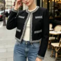 Zwarte tweed korte jas voor vrouwen, chique contrasterende franjerand, elegant kraagloos. - S / Tops / Zwart