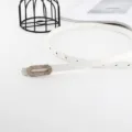 Primer plano detallado de un cinturón de cuero blanco fino para mujer con hebilla cuadrada de pedrería. - Blanco (Hebilla Dorada)
