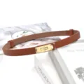 Detailopname van bruine smalle lederen riem met gouden metalen slotgesp voor dames. - Khaki (Gouden Gesp)