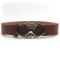 Détail de ceinture en cuir marron avec boucle unique en métal argenté croissant et étoile. - Chameau