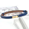 Blauwe smalle lederen riem voor dames met elegante gouden sluiting, perfect voor bij je mantelpak. - Blauw (Gouden Gesp)