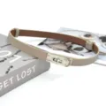 Minimalistische smalle kunstlederen riem met een elegante metalen sluiting in kakigrijs - Kaki (Zilveren Gesp)