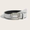 Vue détaillée d'une ceinture large étincelante en strass argenté avec boucle en cristal. - Boucle Strass Blanc