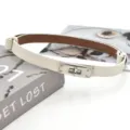 Witte leren smalle riem met zilveren gesp, elegant tailleaccessoire voor dameskostuums. - Wit (Zilveren Gesp)