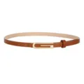 Vista de detalle de cinturón de cuero fino minimalista, elegante hebilla de metal dorado - Hebilla Dorada - Camel