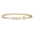 Primer plano detalle de un cinturón dorado delgado para mujer con hebilla plateada. - Hebilla Plateada - Dorado