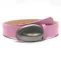 Detailopname van een chique roze lederen riem met metalen ovale gesp voor stijlvolle looks. - Roze