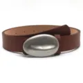 Bruine lederen riem met een uniek ovaal concaaf metalen gesp-ontwerp, perfect voor jeans en rokken. - camel