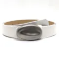 Witte leren riem met metalen ovale gesp, stijlvol accessoire voor jeans en jurken. - Wit
