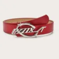 Rode dames casual lederen riem met een stijlvolle zilveren metalen gesp voor je jeans. - Rood