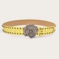 Gele lederen punk klinknagel riem met vintage zilveren roos gesp, stoer modeaccessoire. - Geel