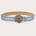 Ceinture en cuir style punk bleu clair avec une boucle rose argentée et des clous. - Bleu clair